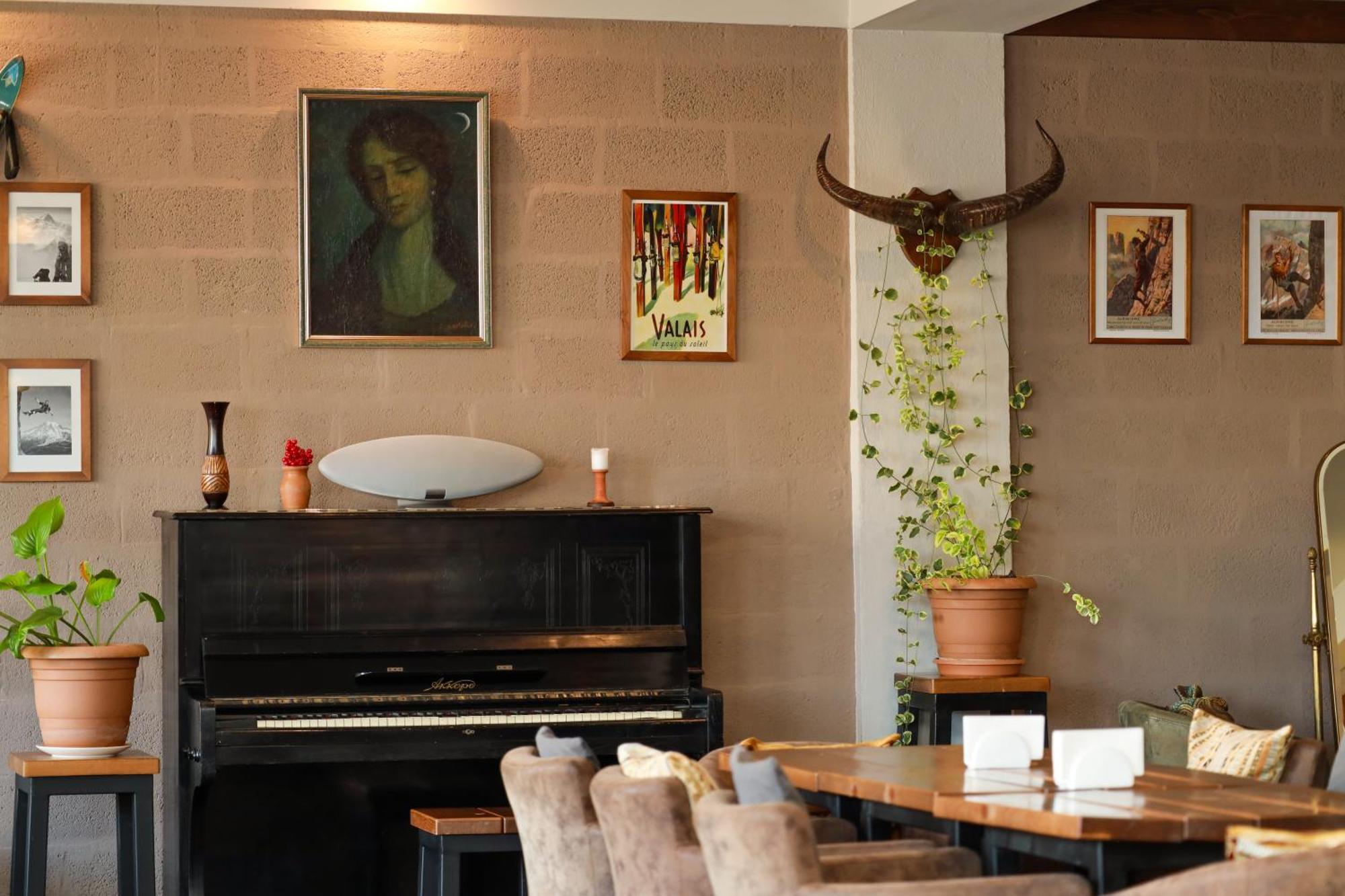 Alpine Lounge Boutique Hotel Kazbegi Esterno foto